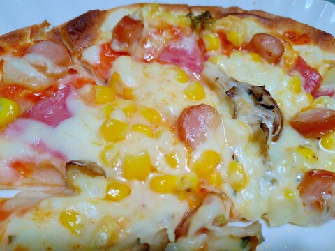 チーズいっぱいコーンとサラミのピザ